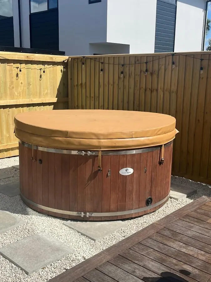 Cozy Retreat With Hot Tub Apartment Christchurch